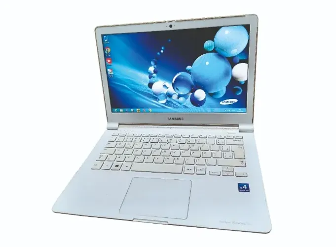Notebook Samsung ATIV Book 9 Lite ultrafino 13.3 pol Quad-Core 4gb RAM 128gb SSD