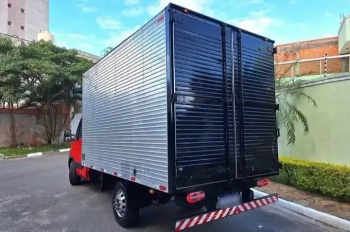 Iveco daily 2014 / km 262 mil / completa, ar gelando