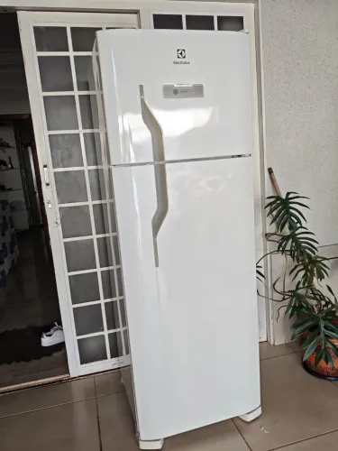 Vendo Geladeira Electrolux 310 litros