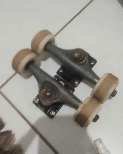 Skate shape maple com truck profissional e Rolamento da black sheep