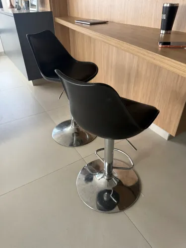 Duas Banquetas preta com regulagem de altura 