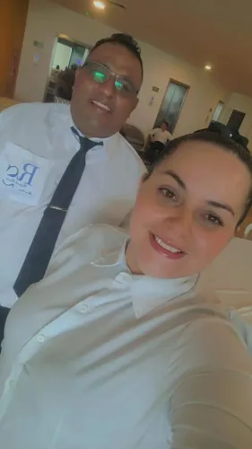 Garcom e garçonete.