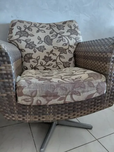 Poltrona giratória em fibra sintética