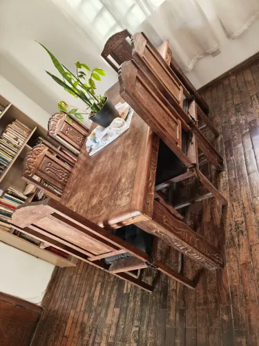 Mesa em madeira maciça com 6 cadeiras