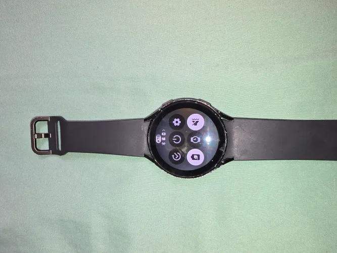 Smartwatch Samsung 4 com marcas de uso