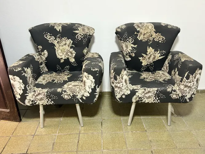 Par de poltronas estampadas - R$250,00