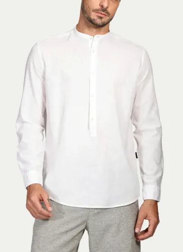 Camisa da Zara tamanho M gola padre, bonita, original, bem confortável, design moderno.