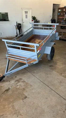 Carretinha 2.00 x 1.20 com pneus novos pronta sem uso - reboque