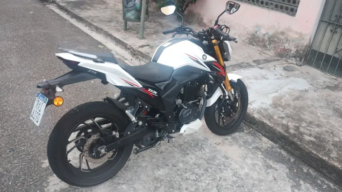Moto selada sem detalhes 