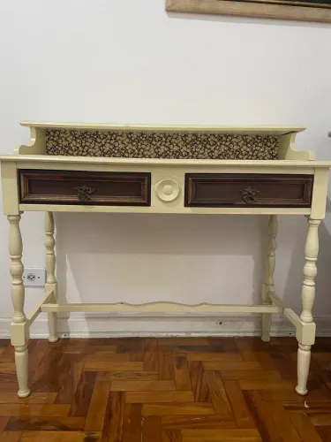 Vende-se Escrivaninha de Madeira Maciça 
