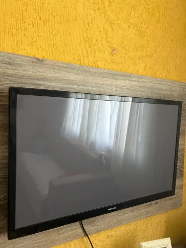 TV SANSUNG 40 POLEGADAS ( NÃO É SMART)
