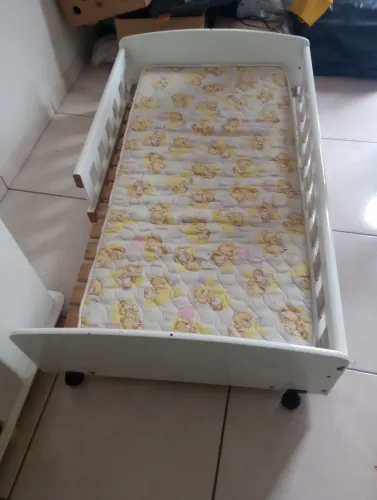 Vendo berço infantil convertido em mini cama branco com colchão