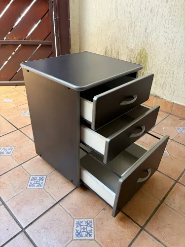 Arquivo baixo preto em madeira