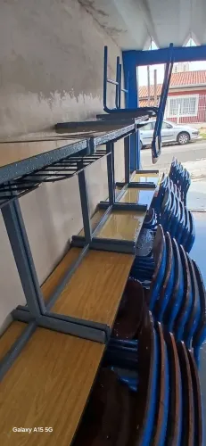 Mesas e cadeiras escolares de ferro