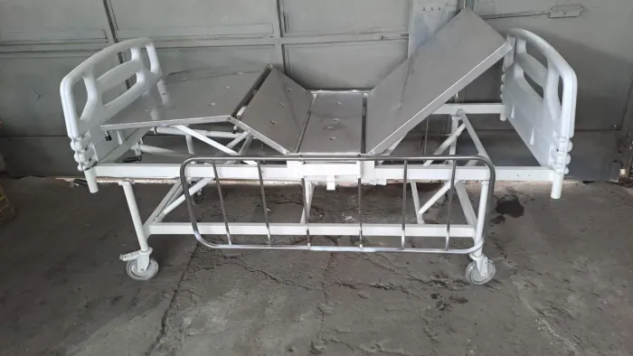 Cama  hospitalar com 3 manivelas