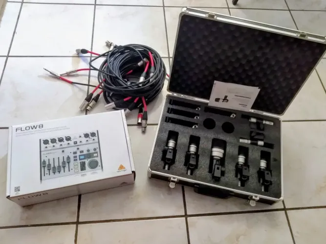 Mesa digital Behringer flow 8 + kit mics bateria + cabos top
