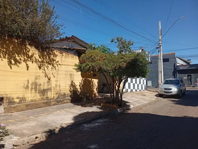 VENDE - SE, CASA NO SETOR CASTELO BRANCO, EM GOIÂNIA.
