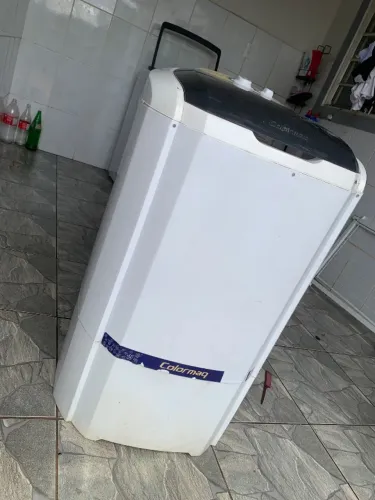 Máquina de lavar e um tanquinho de lavar roupa