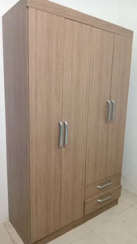 Roupeiro de 4 portas e 2 gavetas