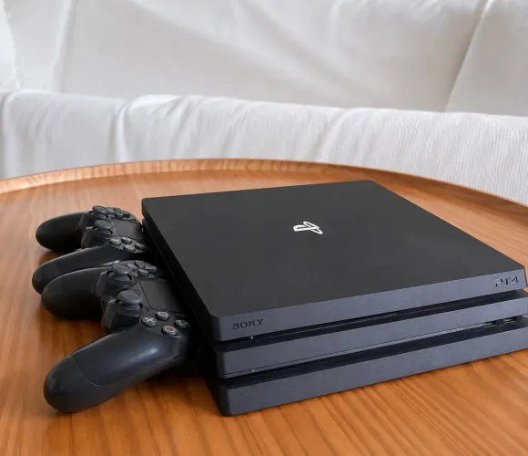 PlayStation 4 Pro 1TB + 2 Controles