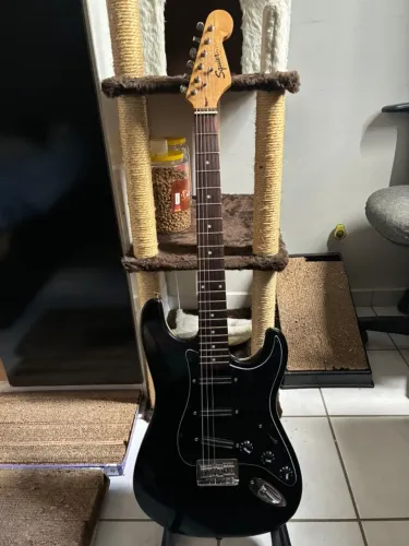 Guitarra Squier Bullet