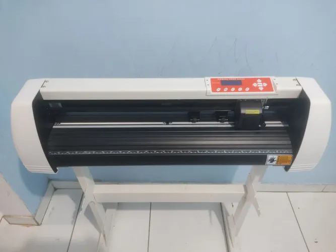 Plotter de Recorte e Risco Digital Corte e Contorno 72cm mira laser manual bivolt