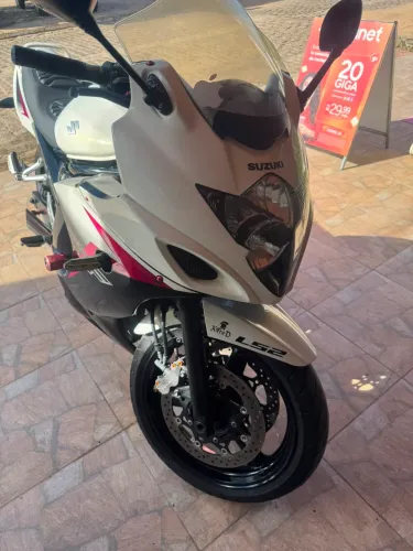 Moto esportiva em ótimo estado de uso 
