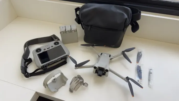 DJI Mini 3 Fly More Combo + Controle RC com Tela + 3 Baterias
