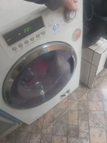 Máquina Eletrolux funcionando detalhes na centrifugação trepida ,.ler o anúncio..