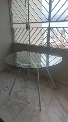 Mesa 1m diâmetro tampo vidro e base alumínio branco