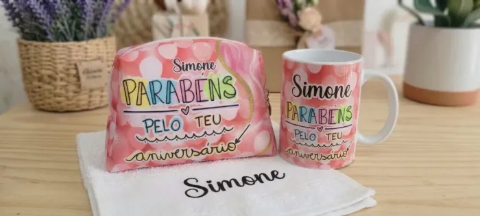 KIT ANIVERSÁRIO PERSONALIZADO (Caneca + Necessaire + Toalhinha) - Presente Lindo!