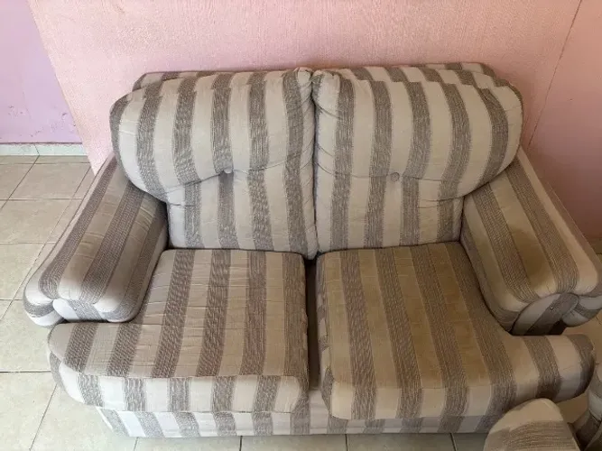Sofá 2 lugares. Precisa de uma limpeza, mas está extremamente novo. Material