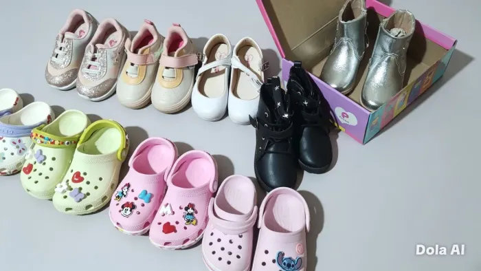 Calçados e vestido infantil feminino. A partir de 30 Reais