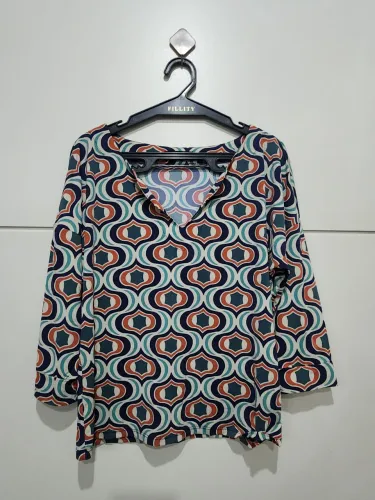 Blusa malha fria Tam. P da Ave César estampa geométrica