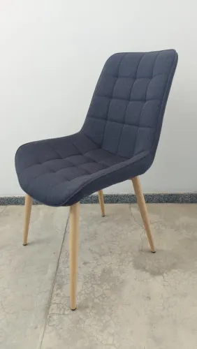 4 cadeiras de estofado preto e pés de ferro que imitam madeira