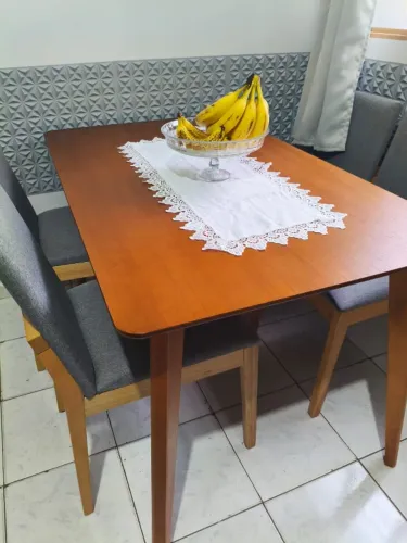 MESA DE JANTAR COM 4 CADEIRAS DE MADEIRA (TOK STOK)