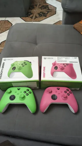 Vende-se dois controles x box novos rosa e verde 