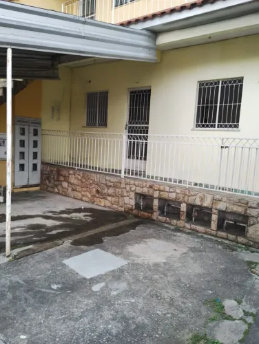 Alugo apartamento no térreo com 2 quartos e vaga de garagem no Carmary Nova Iguaçu