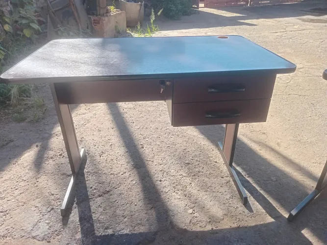 Mesa de escritório com duas gavetas