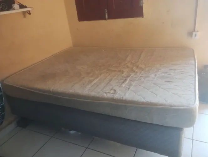 Cama box em bom estado com colchão
