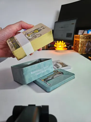 Tarot Waite Smith edição borderless na lata com bordas douradas
