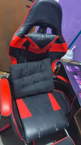 Cadeira gamer reclinável vermelha com apoio removível