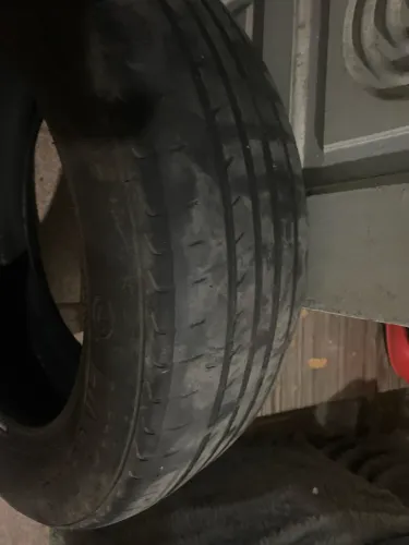 Dois pneus 195/60 aro 15