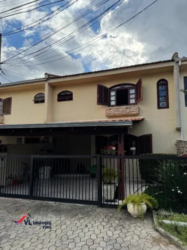 Sobrado à Venda no bairro Bacacheri em Curitiba