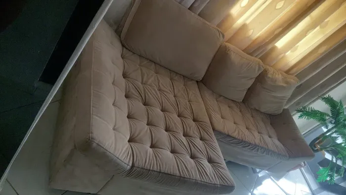 Sofá ton bege ele tem uma parte fixa ou o outro assento normal