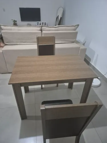Mesa com duas cadeiras