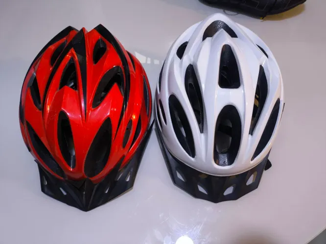 Capacete de bicicleta e tênis Shimano ciclismo