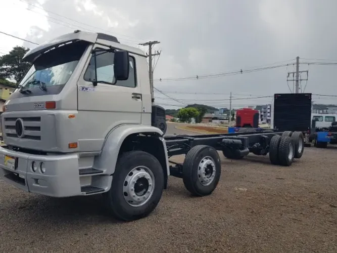 Caminhao VW 23.220 6x2 e 4º eixo no chassis ano 2005