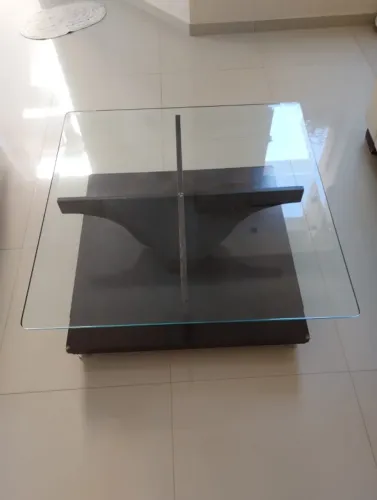 Mesa de centro com tampo de vidro
