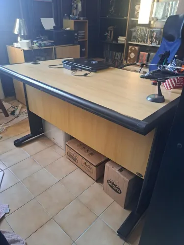 Mesa de escritório 125 x 73 cm Em bom estado.